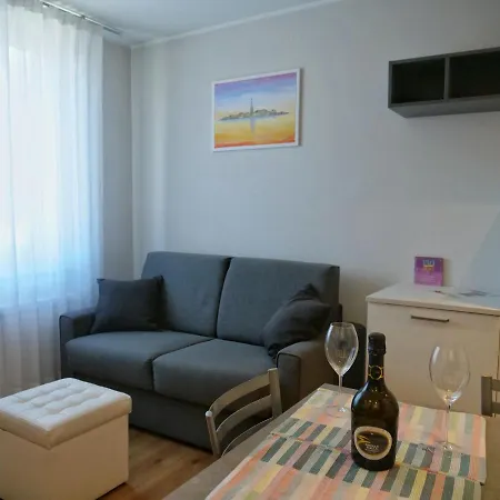 Faro Dell'estate Delizioso Bicamera Con Posto Auto Dietro La