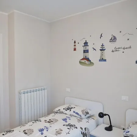 Faro Dell'estate Delizioso Bicamera Con Posto Auto Dietro La