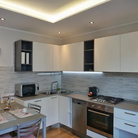 Faro Dell'estate Delizioso Bicamera Con Posto Auto Dietro La شقة