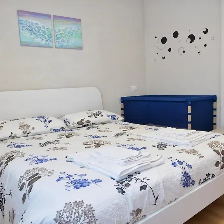 Faro Dell'estate Delizioso Bicamera Con Posto Auto Dietro La Appartement Grado